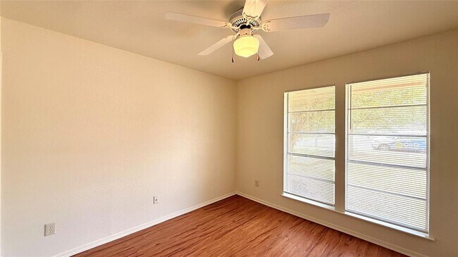 Building Photo - 10105 Oak Hollow Dr