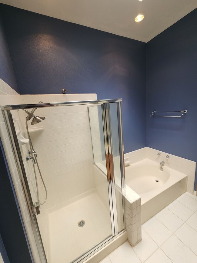 Building Photo - Gorgeous & Spacious 3Bd/2.5Ba, 1,679 SqFt, 2-story Condo - Central A/C & heat, Washer/Dryer - 2 C...