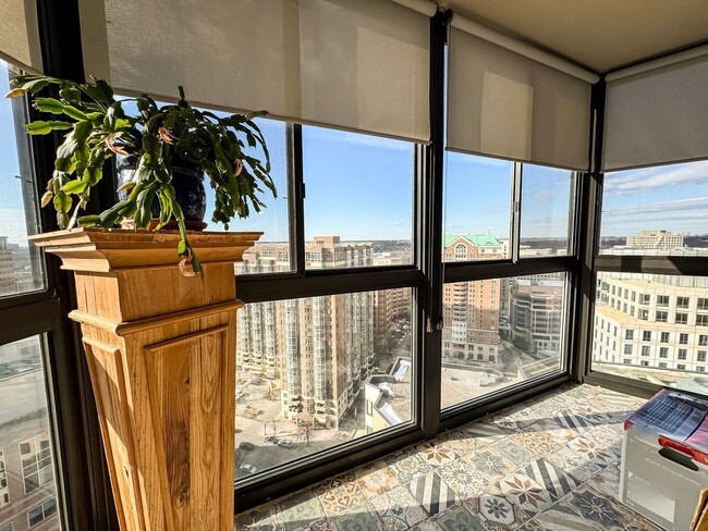 Building Photo - Sun-filled & Modern 1 Bed 1 Bath Condo Wit...