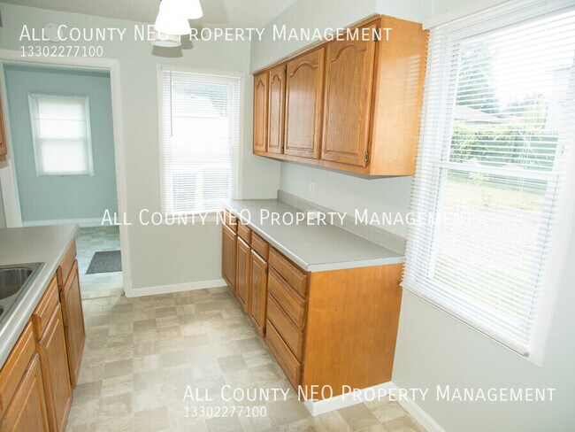 Building Photo - 835 Staeger St