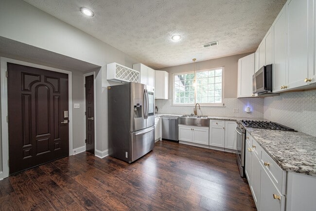 Building Photo - 4 bedroom/3 bath, 3711 sqft in Midtown!