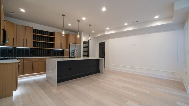 Building Photo - Newly Rehabbed 3-bedroom, 2-bath Gem with In-Unit Washer/Dryer! Discover Uptown Living.