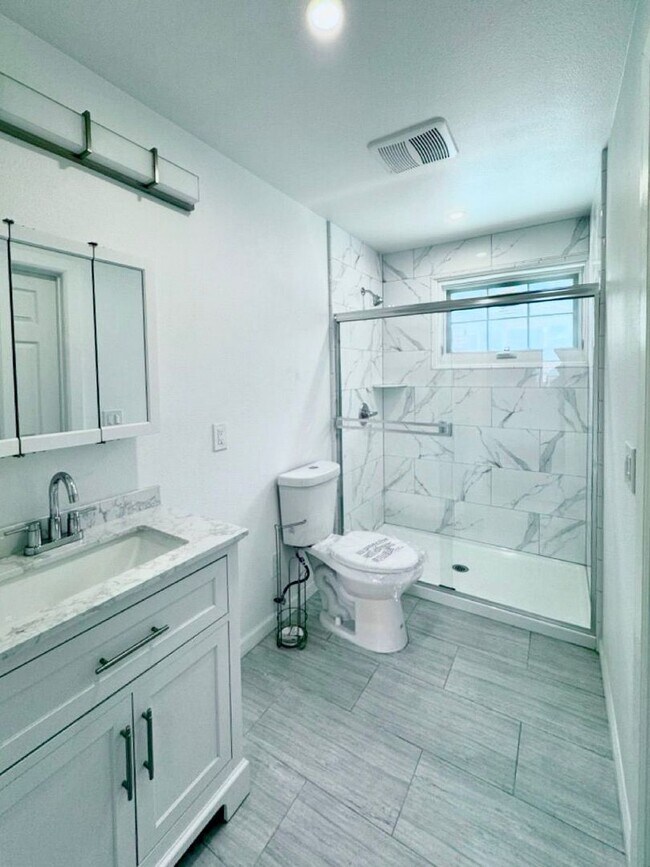 Building Photo - 931 W 23rd St