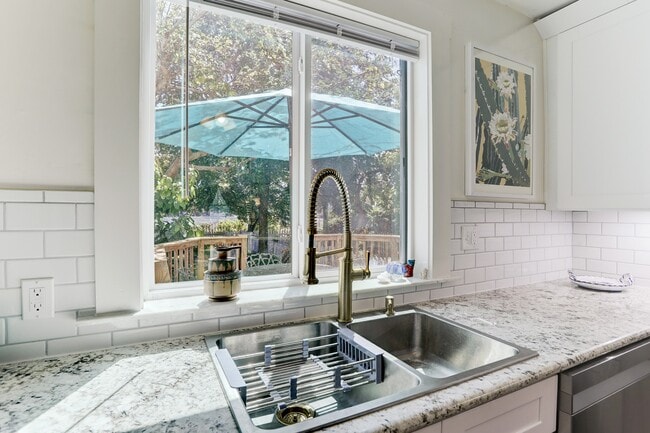 Building Photo - 1221 Sealy Ave