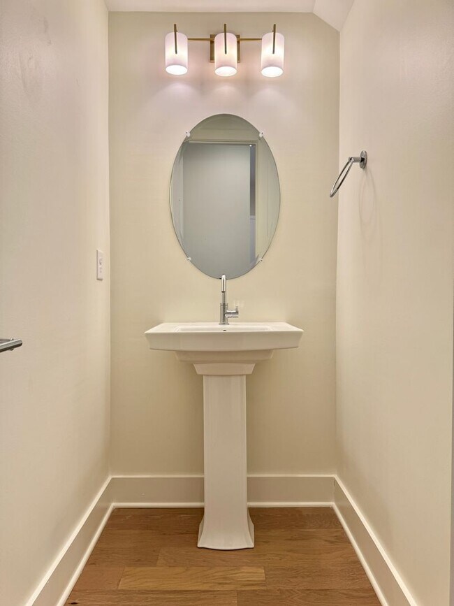 Building Photo - 3 Bedroom, 2.5 Bathroom Home w/ 2 Car Garage in Downtown Franklin