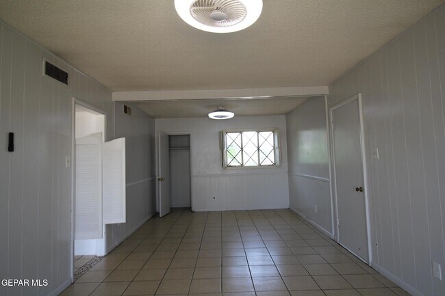 Building Photo - 317 Thunderbird Dr
