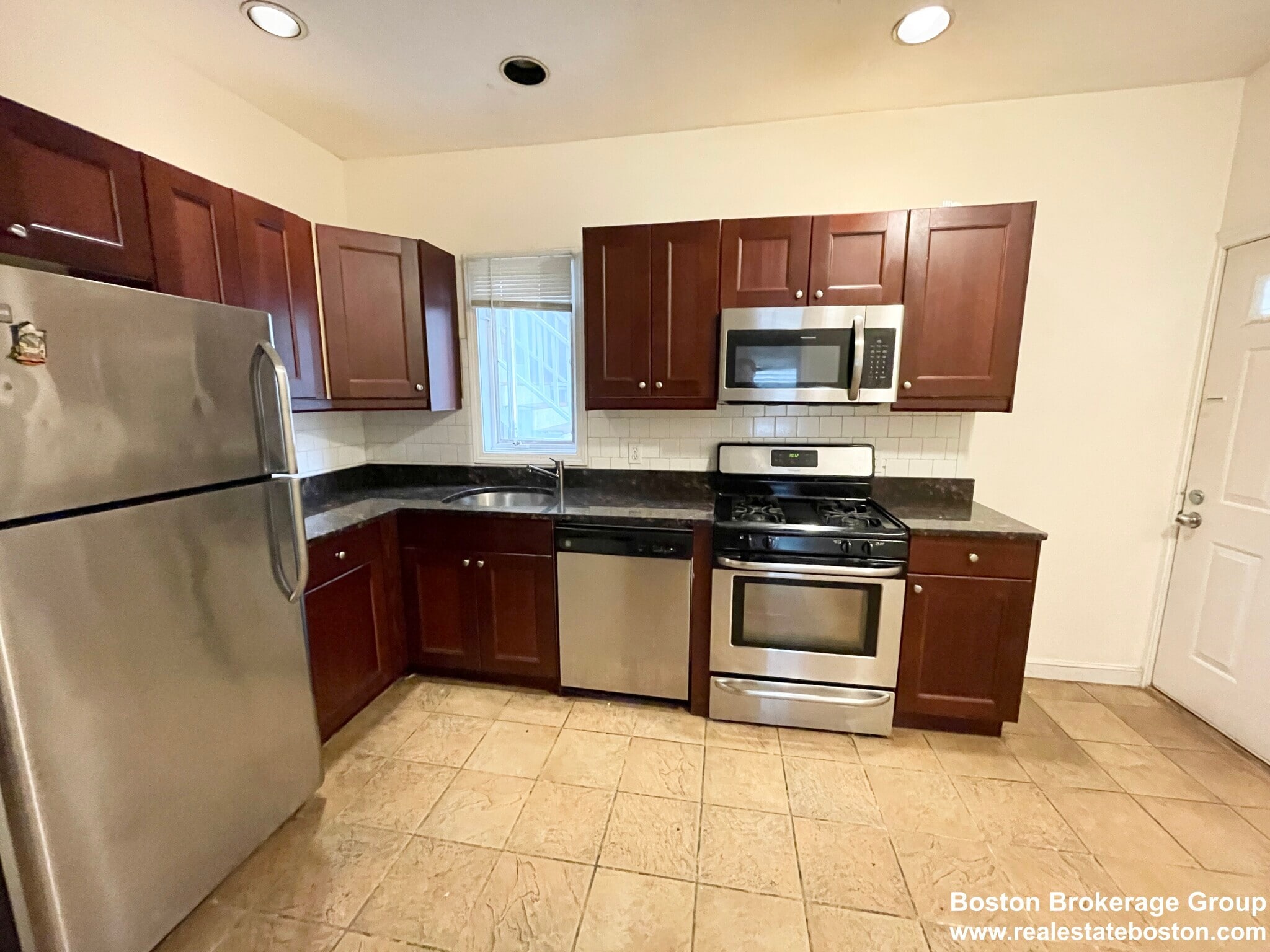 Building Photo - 7 Iroquois St