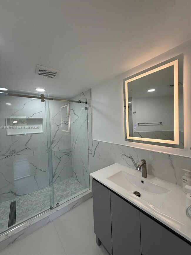 Building Photo - 9419 Fontainebleau Blvd