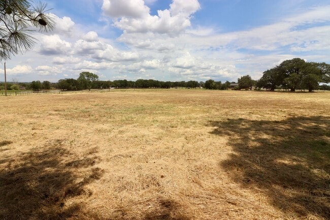 Building Photo - FOR LEASE in Brock ISD!! Updated 3 BR - 2 ...