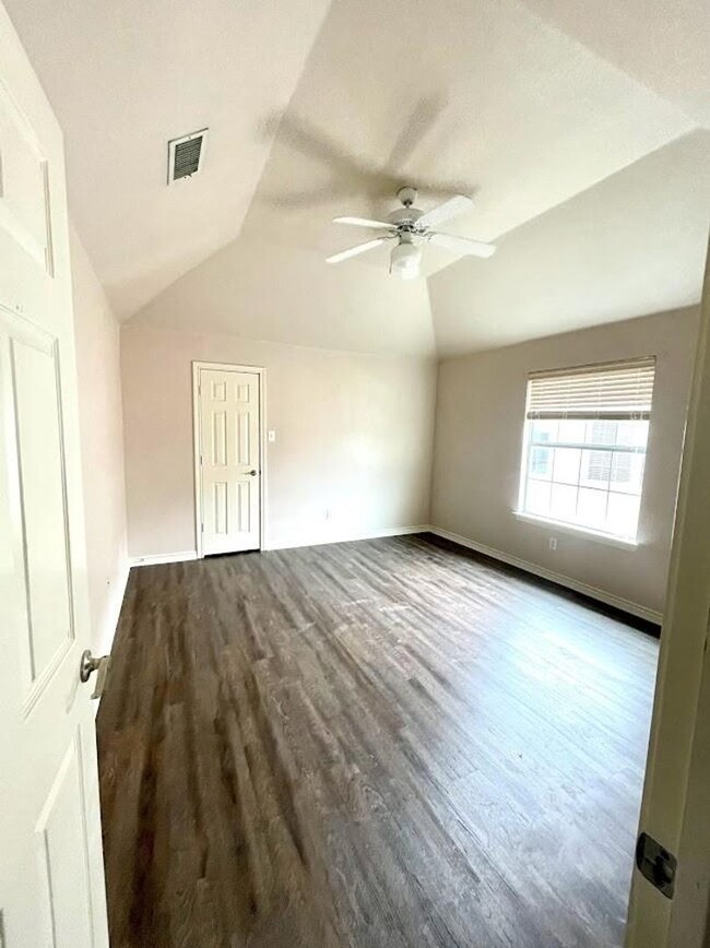 Building Photo - Rare Find! Beautiful spacious 5-bedroom, 4...