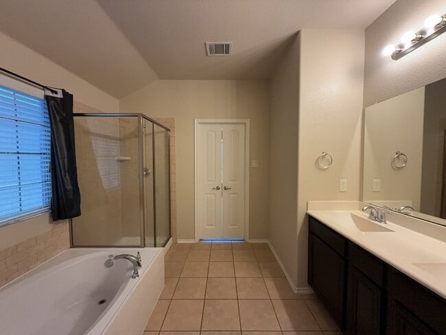 Building Photo - 2333 Cedarwood Dr