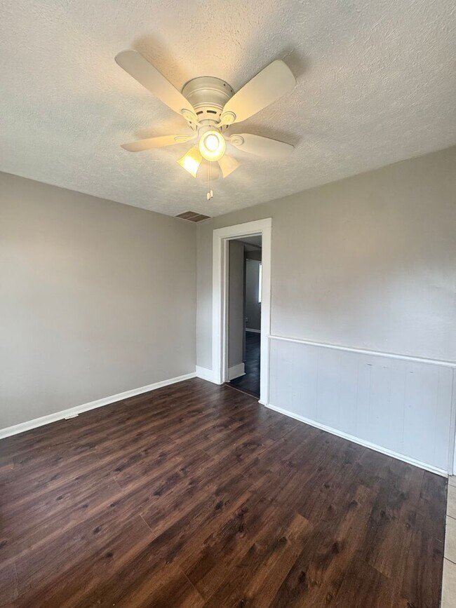 Interior Photo - 1911 Park Ave