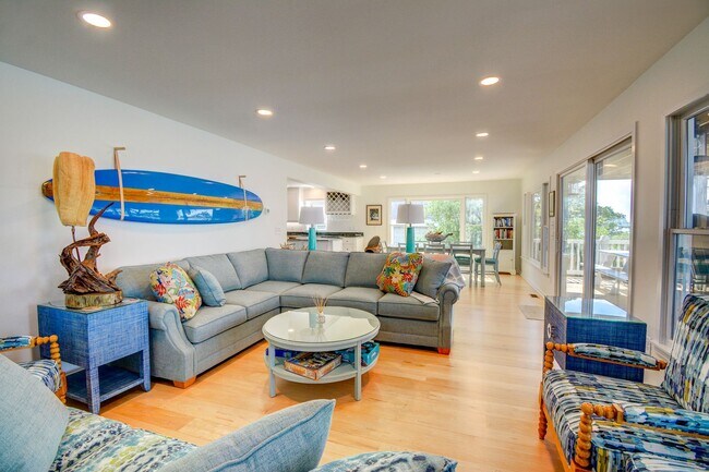 Building Photo - Seasonal Rental: Total Relaxation with Sou...