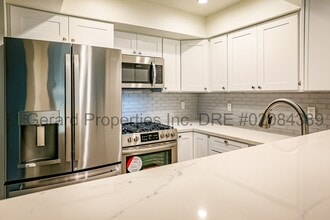 Building Photo - 3 bedroom Townhome with downstairs primary...