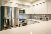 Building Photo - 3 bedroom Townhome with downstairs primary...