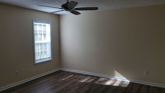 Building Photo - Newly Renovated 3 bedroom, 2 bath unit wit...