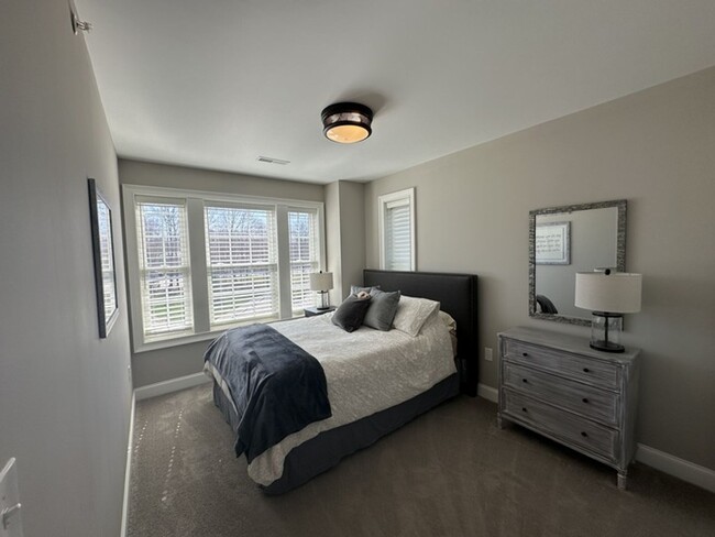 Building Photo - Spacious 3-Bedroom Townhouse in Prime Exet...