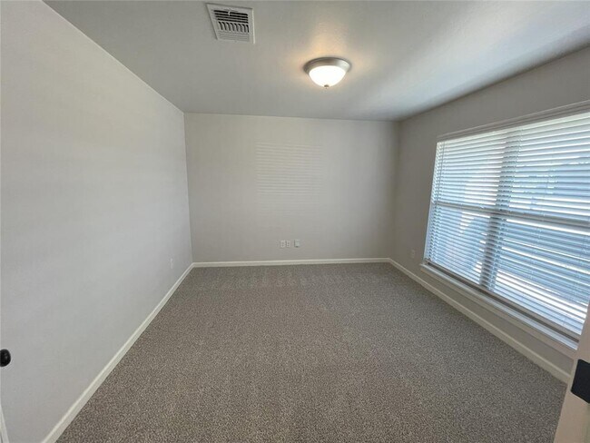 Building Photo - 413 Irish Ln