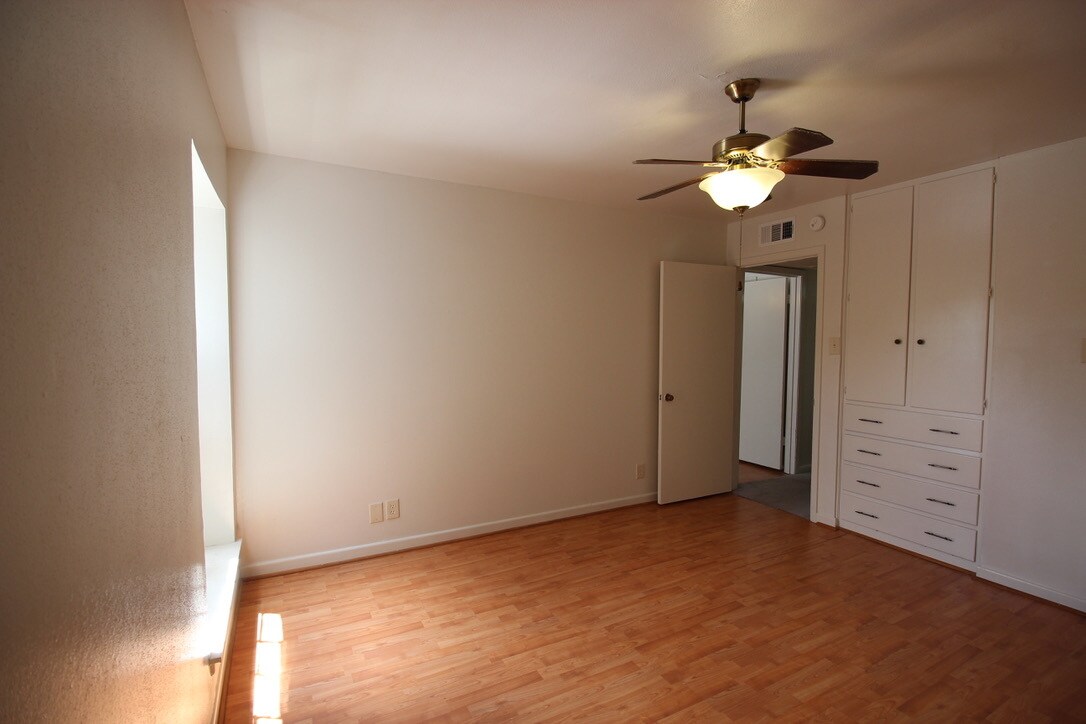 Building Photo - 8401 N New Braunfels Ave