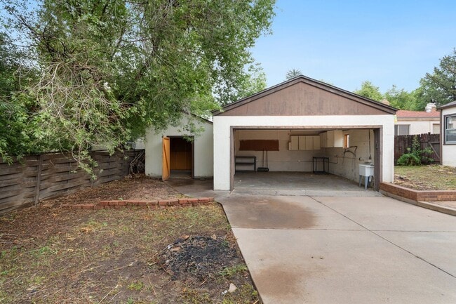 Building Photo - Centrally-Located Bungalow Available NOW!