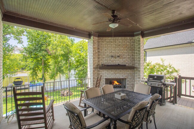 Building Photo - 2024 Albatross Way