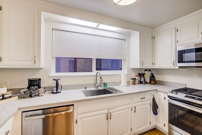 Building Photo - 672 Baden Ave