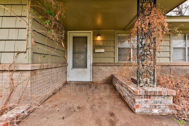 Building Photo - 1506 NE 43rd St