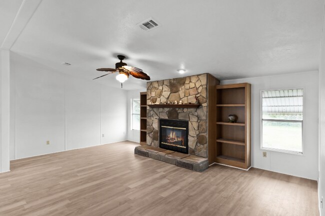 Building Photo - 571 Lindsey Dr