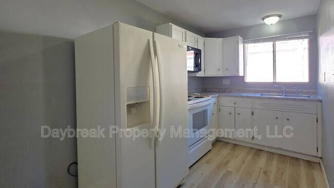 Building Photo - 32 10th Ave N
