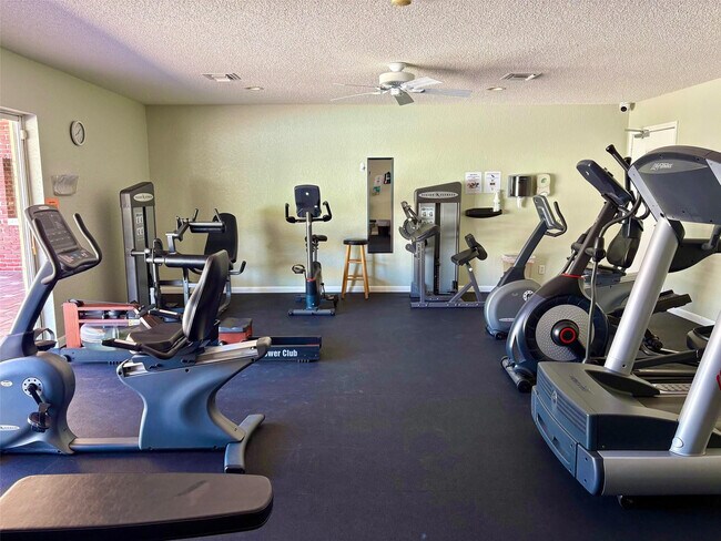 Building Photo - 1055 Country Club Dr