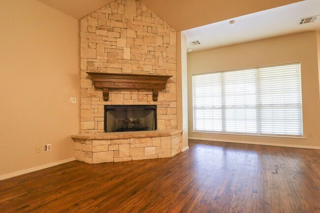 Building Photo - Spacious 4 bedroom 3 bathroom home In Sand Springs
