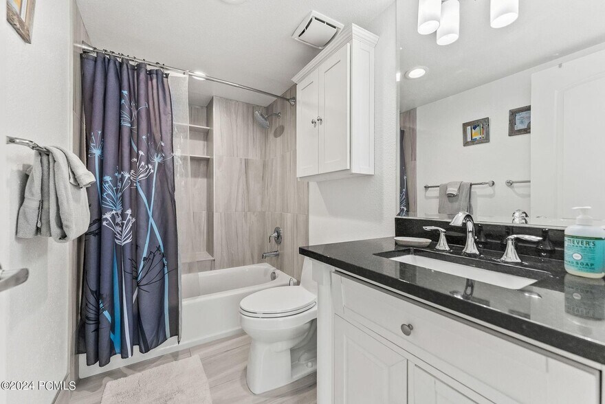 Full bath second floor - 36 Racquet Club Dr