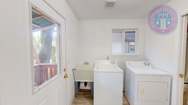 Building Photo - LAKE OSWEGO, FIRST ADDITION  / SINGLE LEVE...
