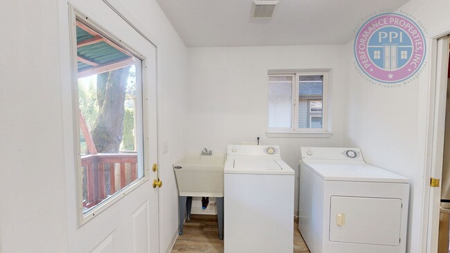 Building Photo - LAKE OSWEGO, FIRST ADDITION  / SINGLE LEVEL, NEWLY UPDATED, BASEMENT & GARAGE