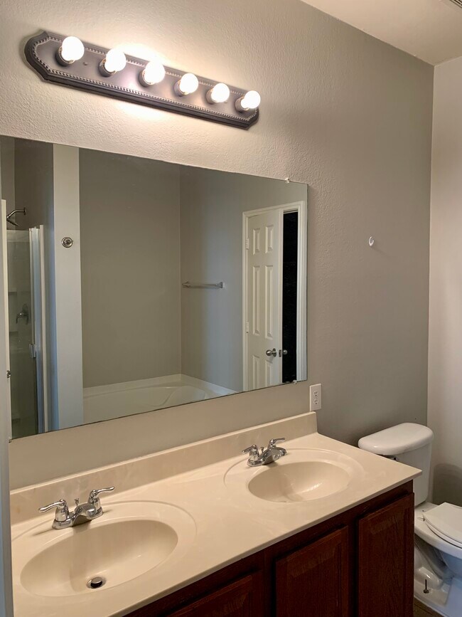 Building Photo - 1415 Millbrook Ln