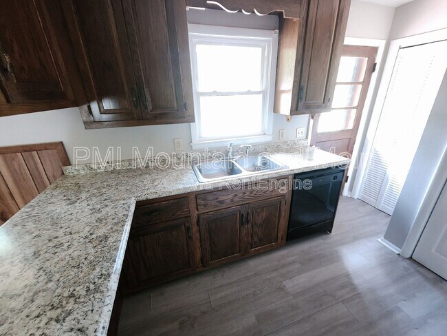 Building Photo - 317 N Hillandale Dr