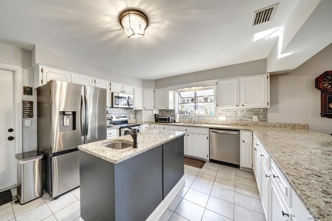 Building Photo - 707 Plantation Cir