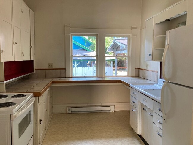 Building Photo - Campus House ~ 4 bedroom, 2 bath