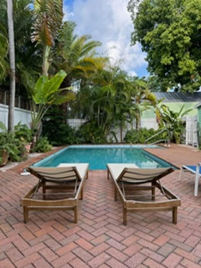 Building Photo - Old Town Cottage Ready for Move In!