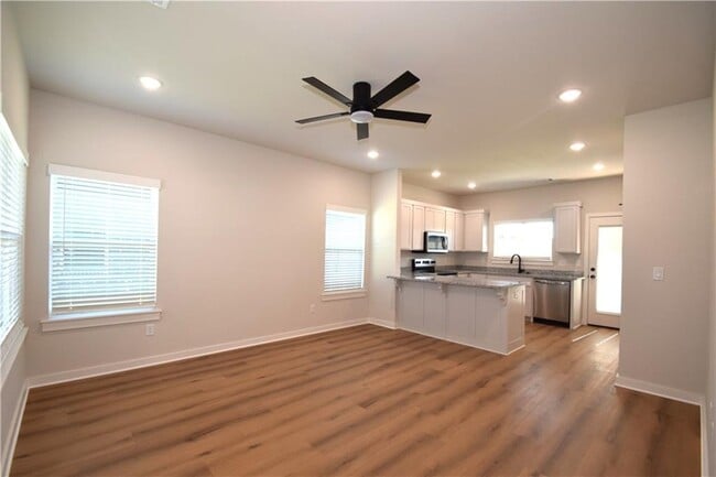 Building Photo - 523 Cosmos St