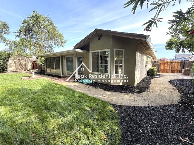 Building Photo - Spacious 3bd/2ba Carmichael Home With Sun Room