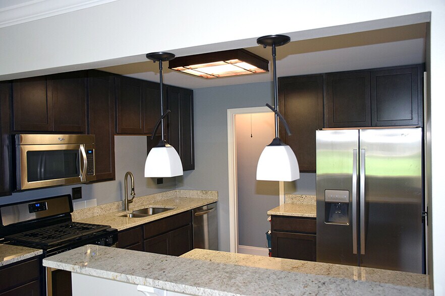 kitchen - 1233 Ballantrae Pl
