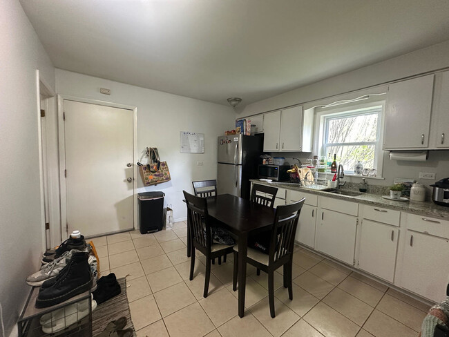 Building Photo - 4022 N Avers Ave