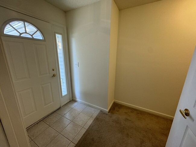 Building Photo - Move In READY! 2 bed 2 Bath with Garage! C...