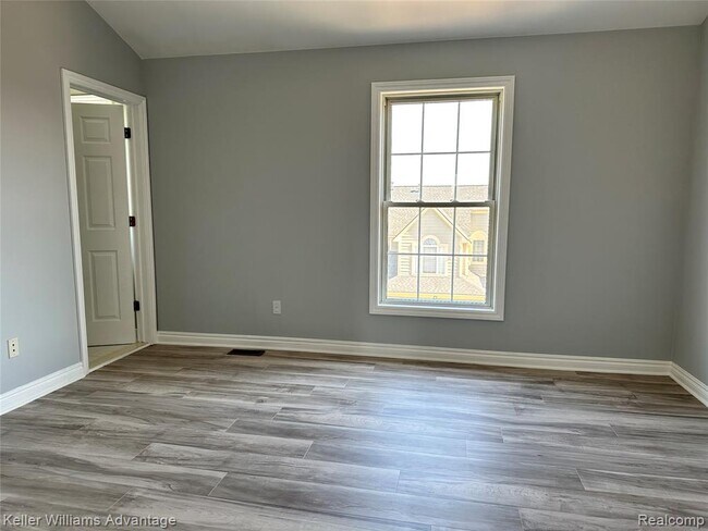 Building Photo - 1627 E Lakeview Ln