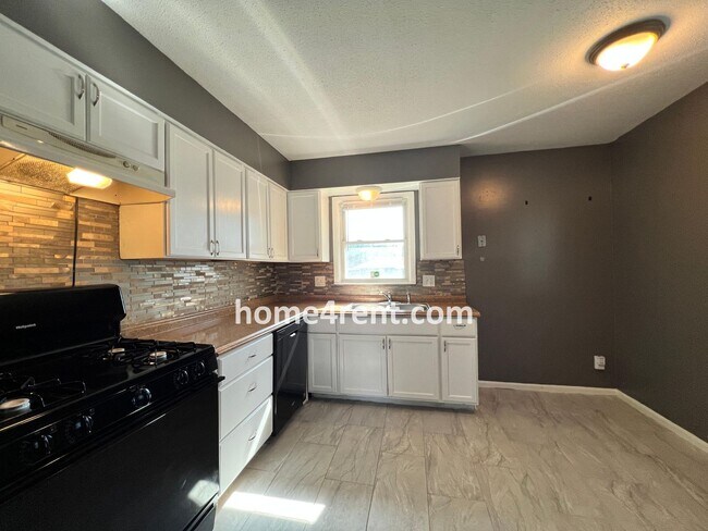 Building Photo - Attractive Lee's Summit Half Duplex w/ Lots of Natural Light and Spacious Bedrooms!