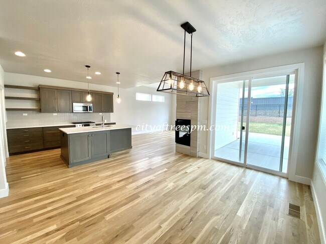Building Photo - BEAUTIFUL 4 bed 2 1/2 Bath Located in Cent...