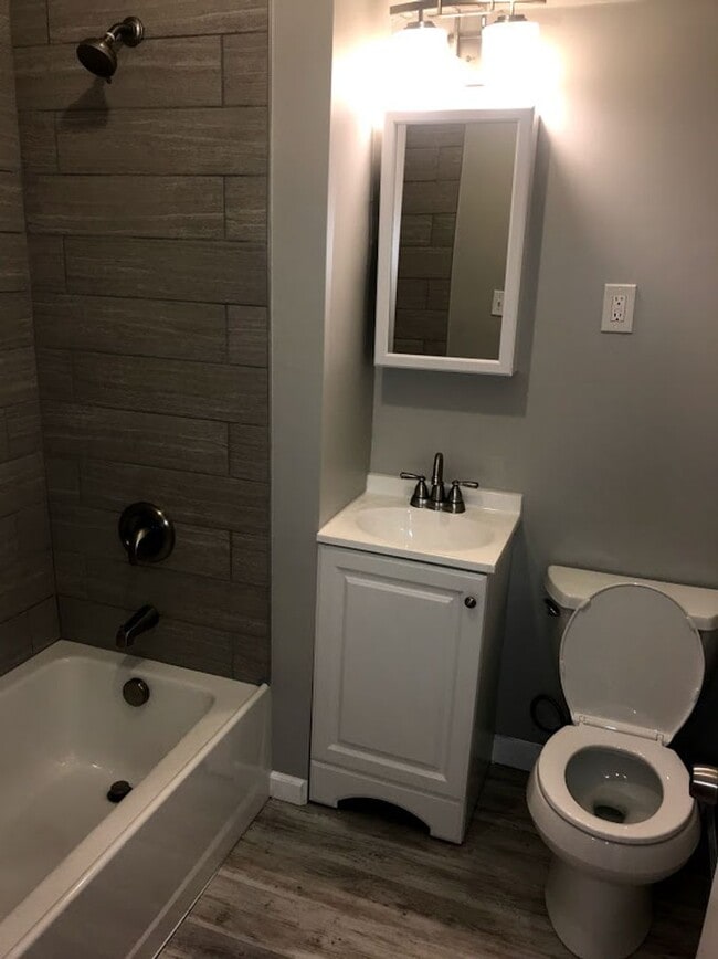 Building Photo - UPDATED 1 BEDROOM, 1 BATH HOME + OFFICE IN...