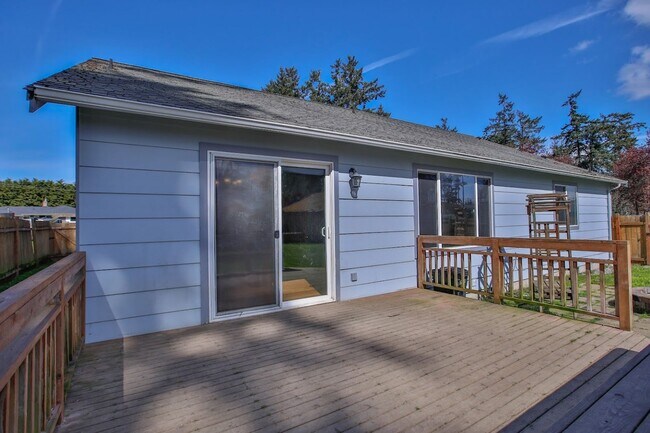 Building Photo - Lovely Home located in Oak Harbor and Ready for a New Tenant!