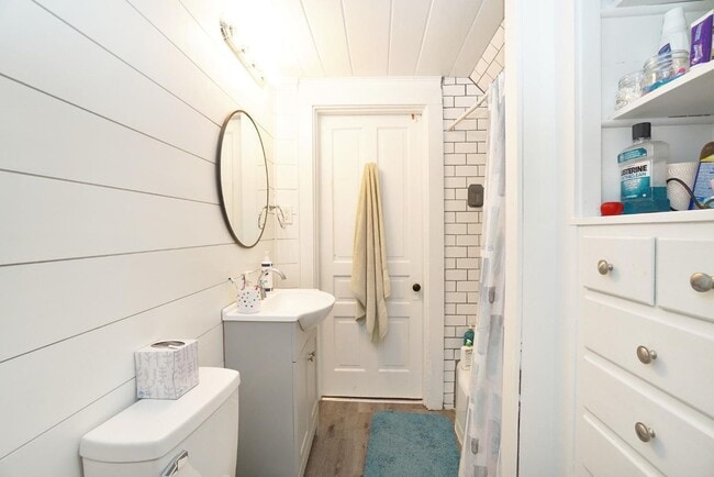 Building Photo - Awesome 4 Bed/ 2 Full Bath on Fairview Min...